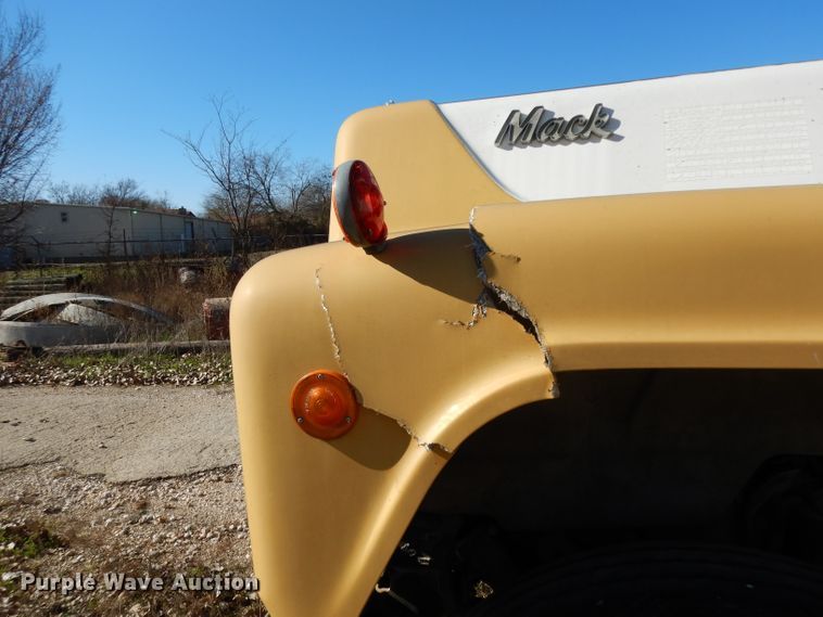 image for item DF2598 1989 Mack R690ST service truck