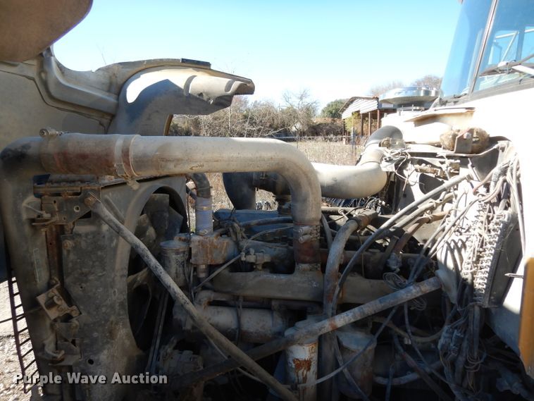 image for item DF2598 1989 Mack R690ST service truck