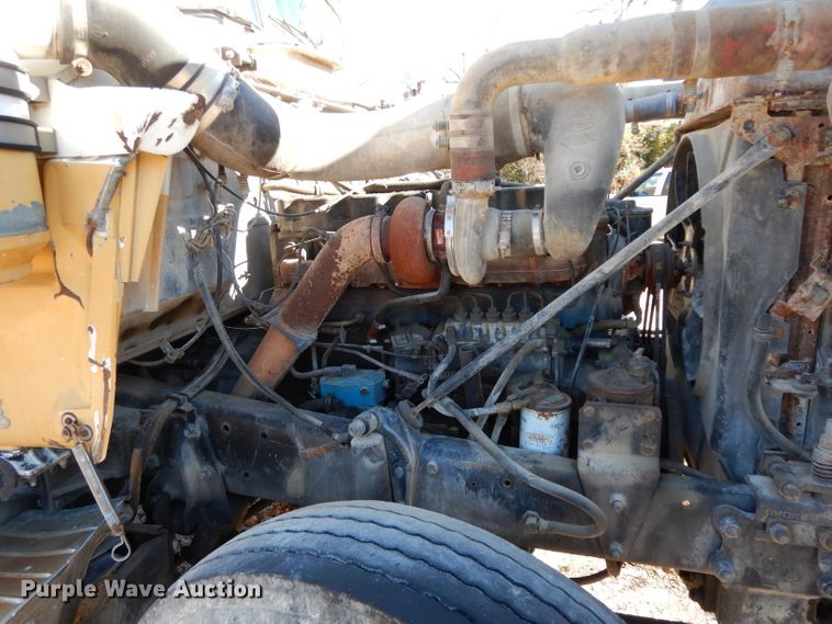 image for item DF2598 1989 Mack R690ST service truck