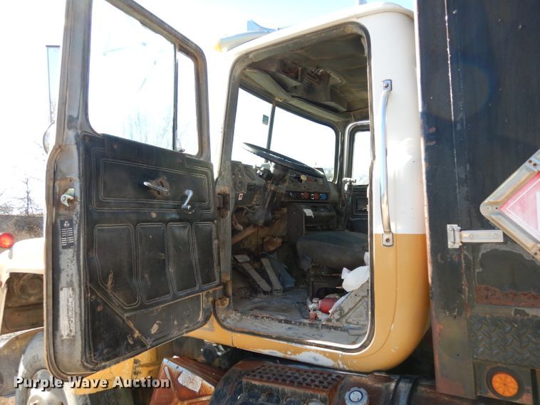 image for item DF2598 1989 Mack R690ST service truck