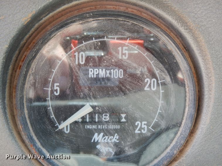 image for item DF2598 1989 Mack R690ST service truck