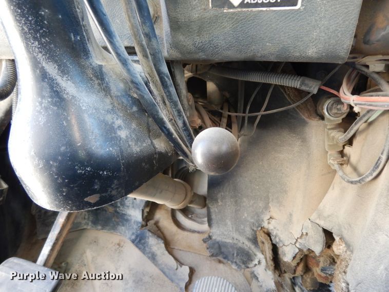 image for item DF2598 1989 Mack R690ST service truck