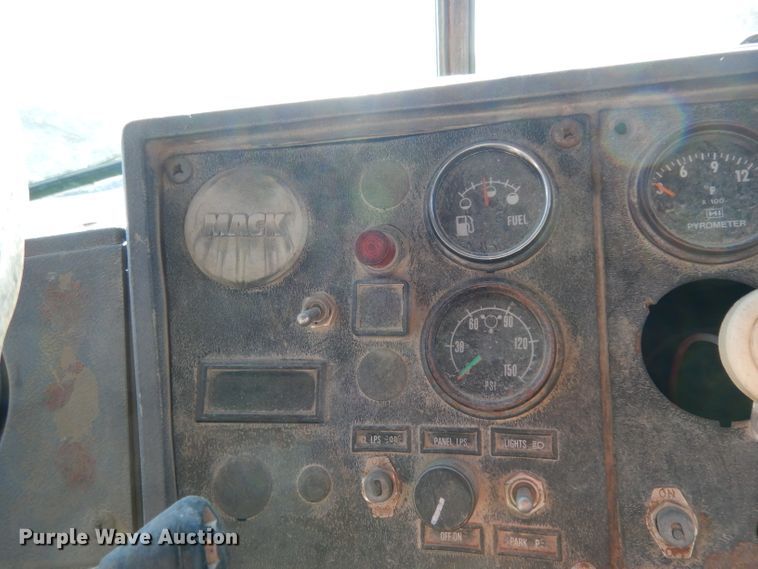 image for item DF2598 1989 Mack R690ST service truck