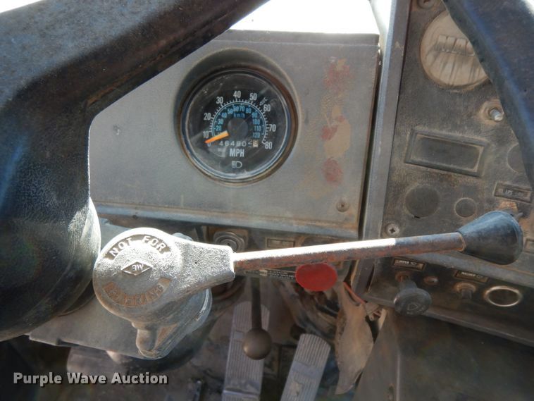 image for item DF2598 1989 Mack R690ST service truck