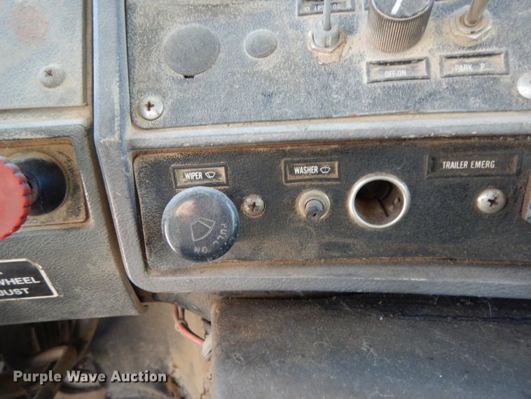 image for item DF2598 1989 Mack R690ST service truck