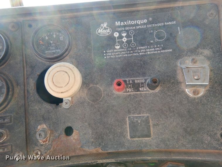 image for item DF2598 1989 Mack R690ST service truck