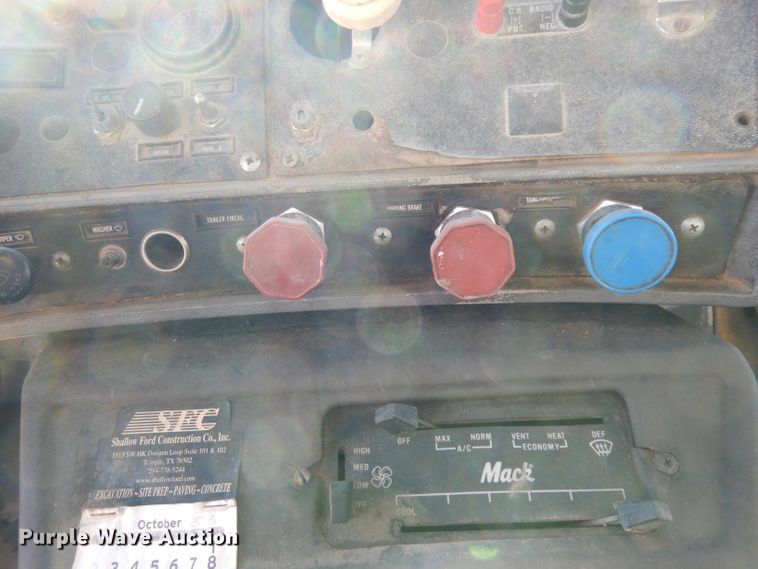 image for item DF2598 1989 Mack R690ST service truck