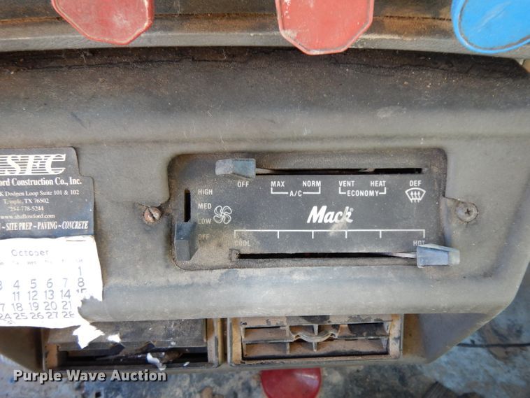 image for item DF2598 1989 Mack R690ST service truck