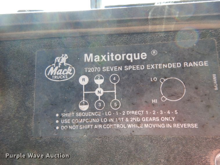 image for item DF2598 1989 Mack R690ST service truck