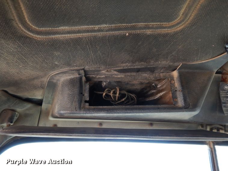 image for item DF2598 1989 Mack R690ST service truck