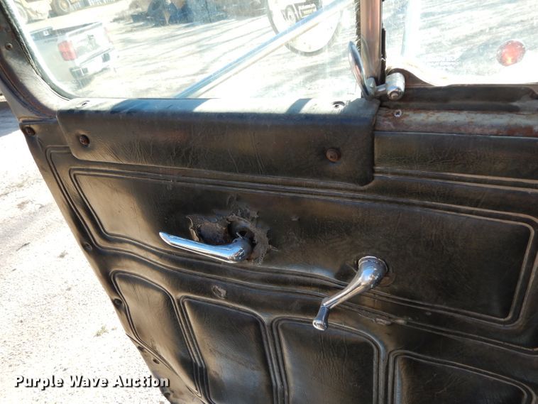 image for item DF2598 1989 Mack R690ST service truck