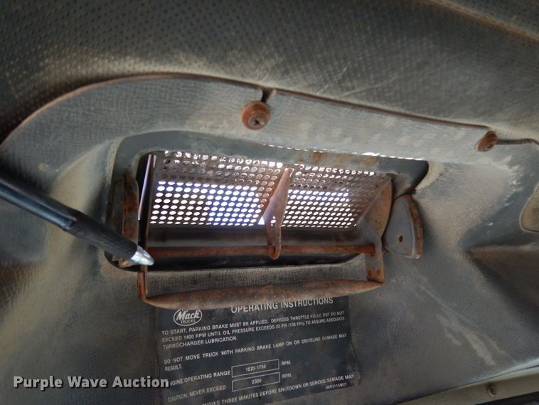 image for item DF2598 1989 Mack R690ST service truck