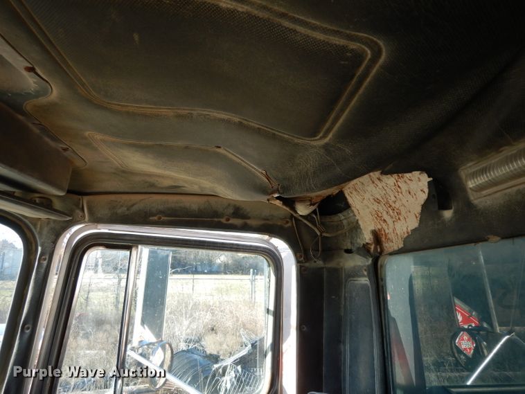 image for item DF2598 1989 Mack R690ST service truck