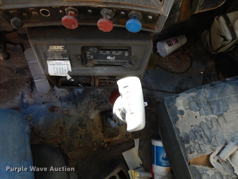 image for item DF2598 1989 Mack R690ST service truck