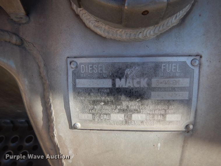 image for item DF2598 1989 Mack R690ST service truck