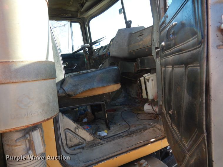 image for item DF2598 1989 Mack R690ST service truck