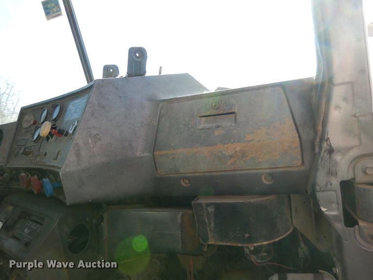 image for item DF2598 1989 Mack R690ST service truck