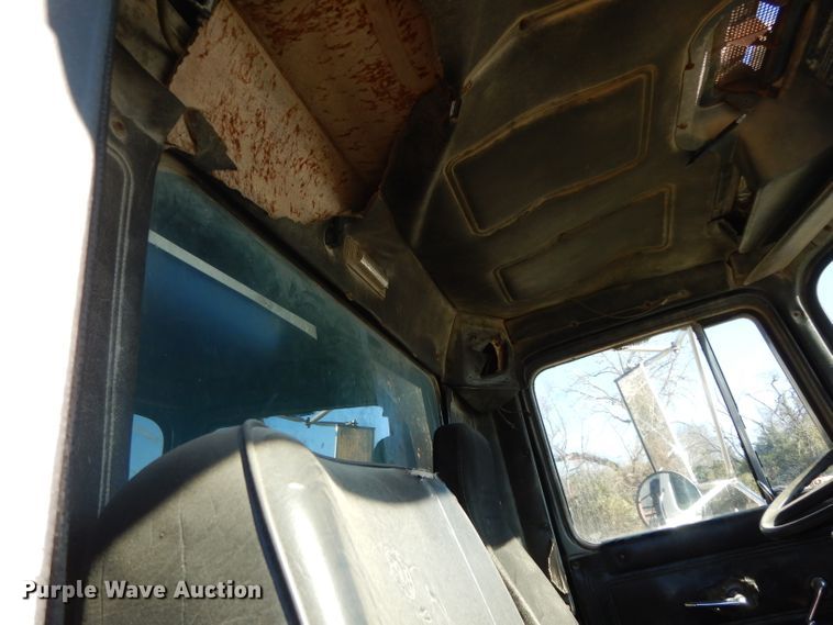 image for item DF2598 1989 Mack R690ST service truck