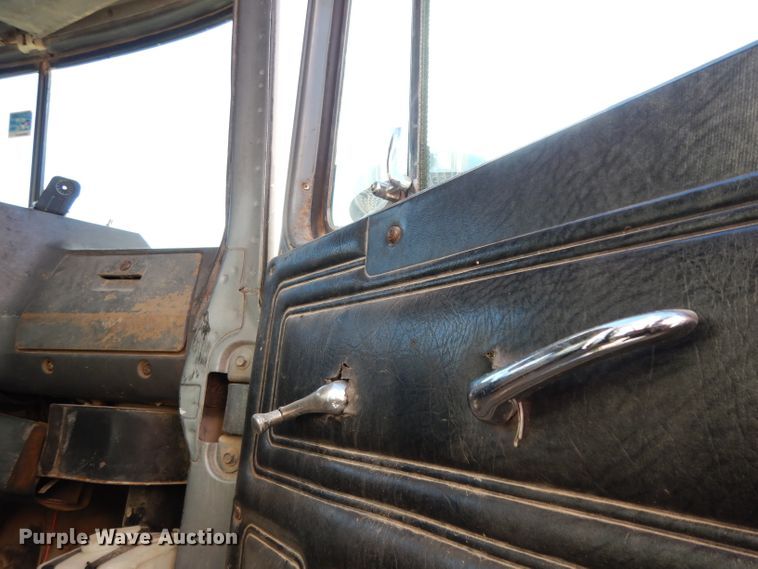 image for item DF2598 1989 Mack R690ST service truck