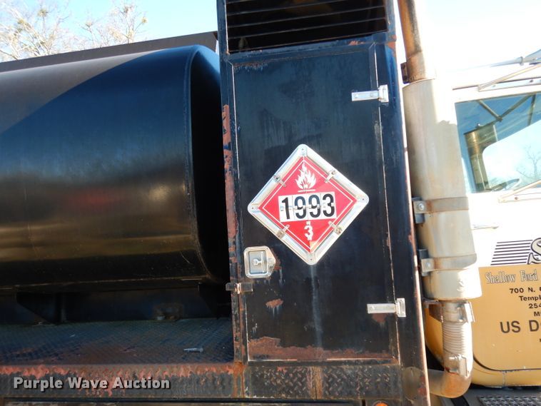 image for item DF2598 1989 Mack R690ST service truck