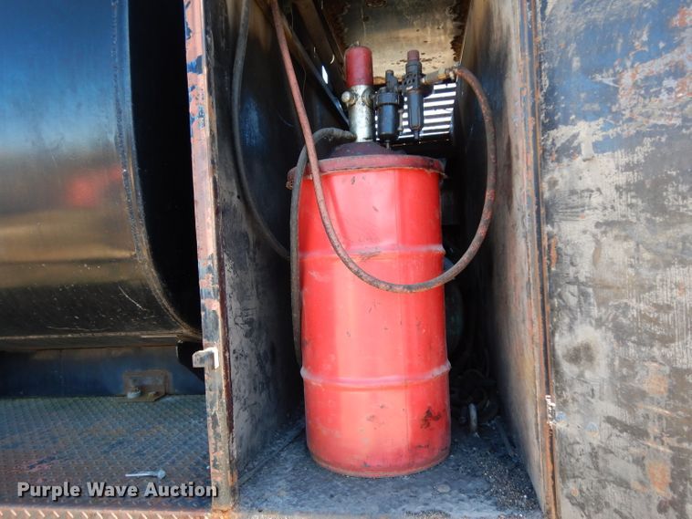 image for item DF2598 1989 Mack R690ST service truck