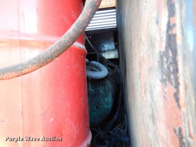 image for item DF2598 1989 Mack R690ST service truck