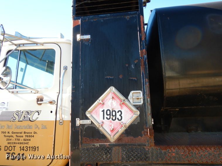 image for item DF2598 1989 Mack R690ST service truck