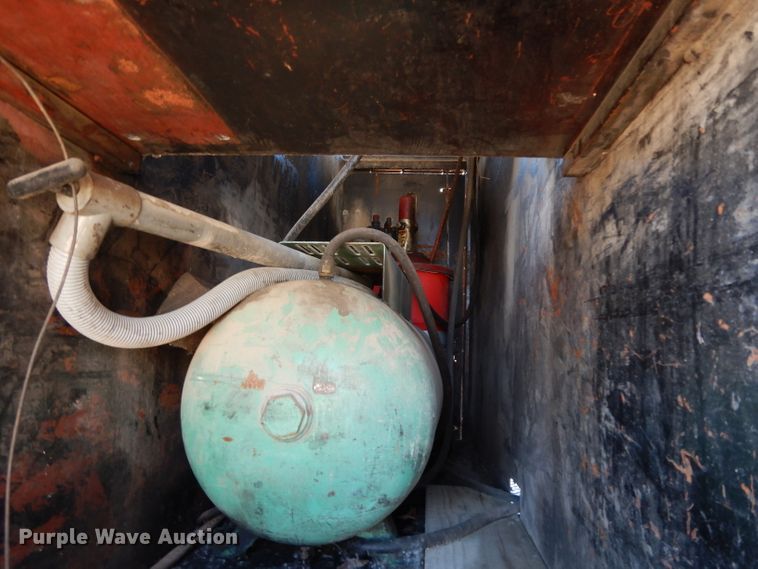 image for item DF2598 1989 Mack R690ST service truck