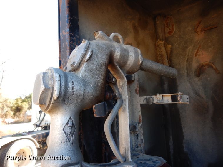 image for item DF2598 1989 Mack R690ST service truck