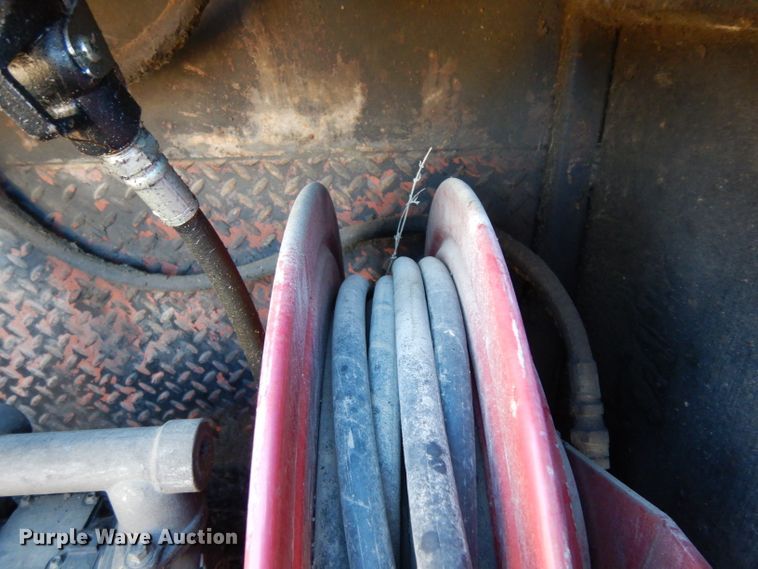 image for item DF2598 1989 Mack R690ST service truck