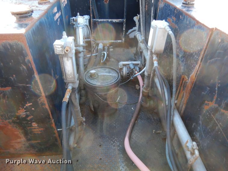 image for item DF2598 1989 Mack R690ST service truck