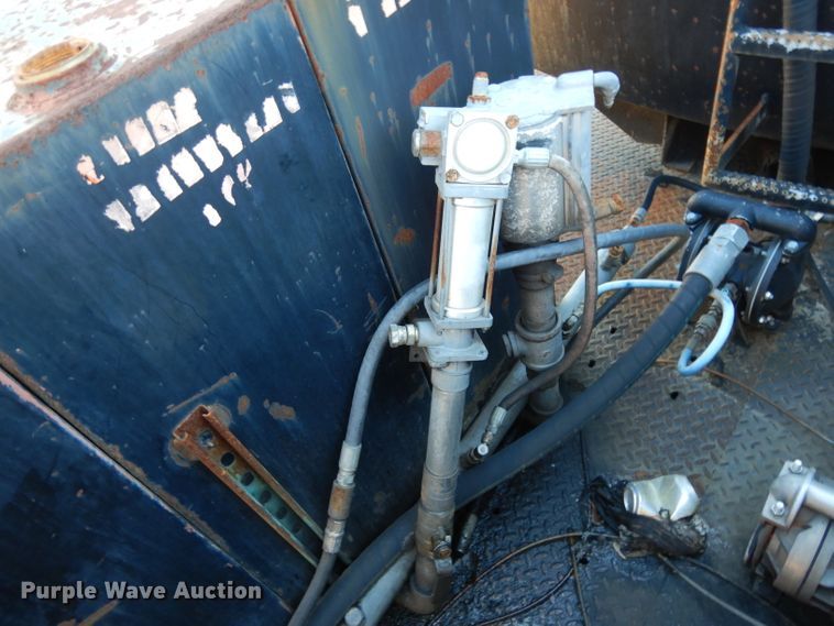 image for item DF2598 1989 Mack R690ST service truck