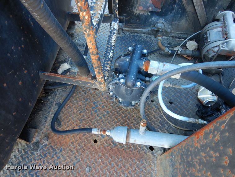 image for item DF2598 1989 Mack R690ST service truck