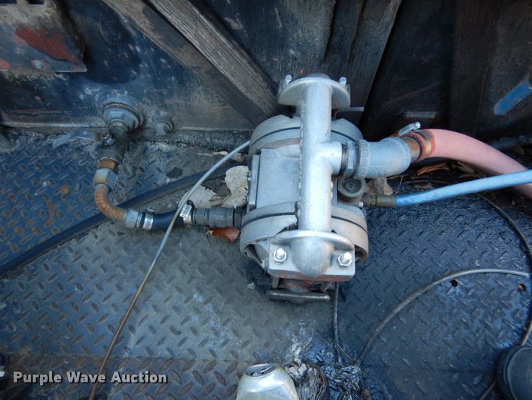 image for item DF2598 1989 Mack R690ST service truck