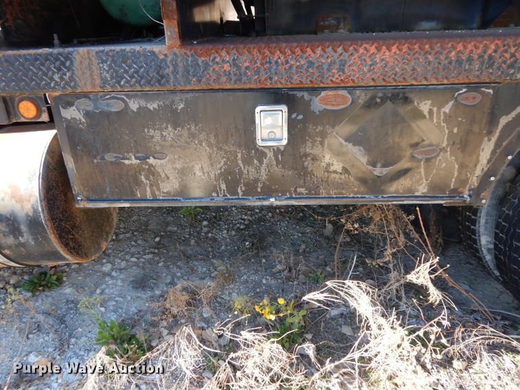 image for item DF2598 1989 Mack R690ST service truck