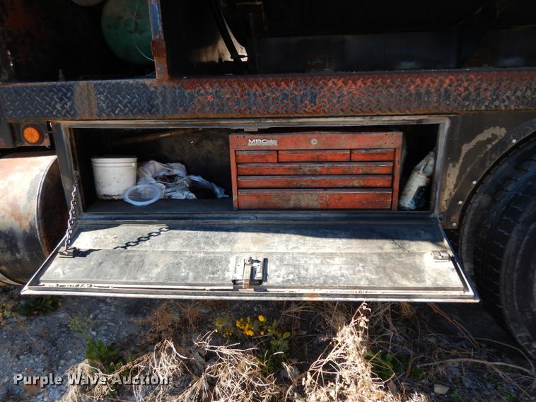 image for item DF2598 1989 Mack R690ST service truck