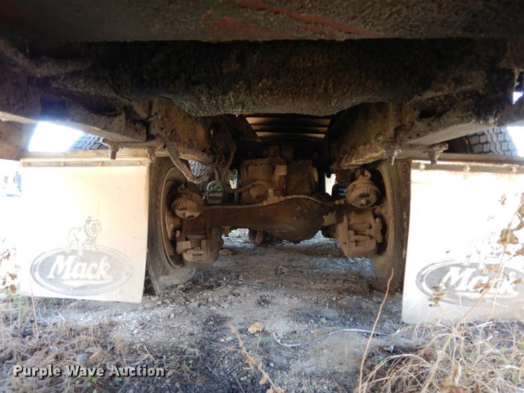 image for item DF2598 1989 Mack R690ST service truck