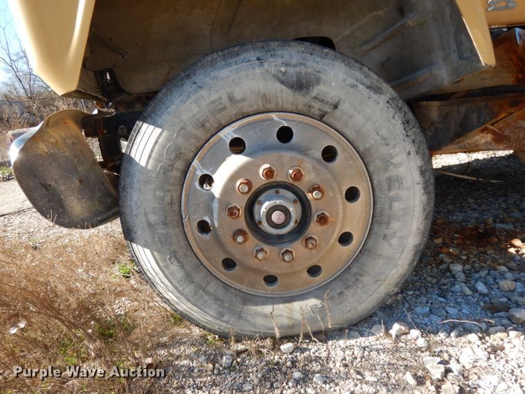 image for item DF2598 1989 Mack R690ST service truck