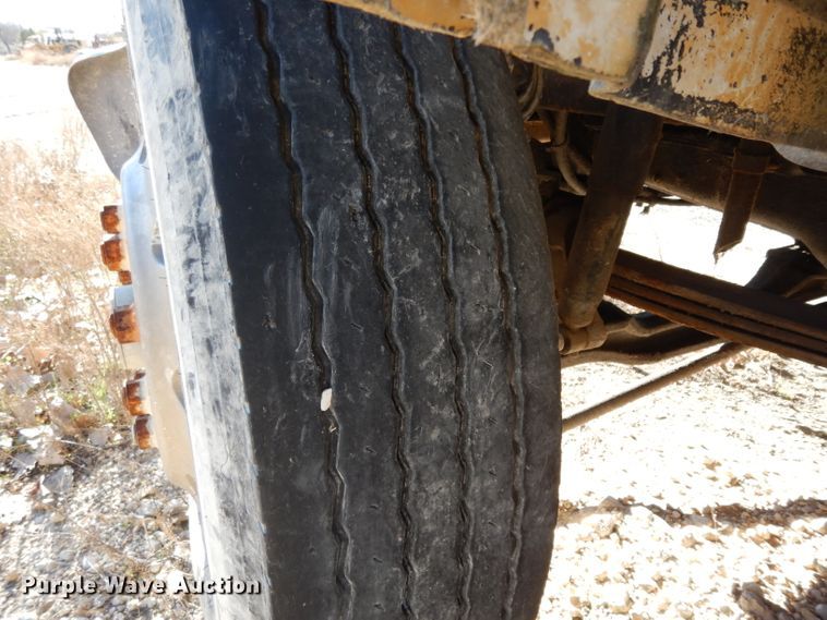 image for item DF2598 1989 Mack R690ST service truck