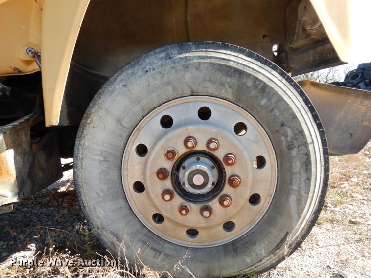 image for item DF2598 1989 Mack R690ST service truck