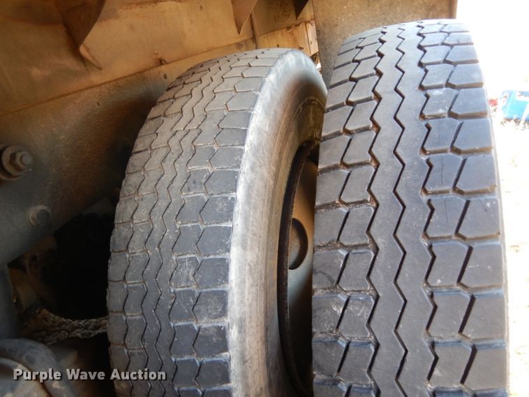 image for item DF2598 1989 Mack R690ST service truck