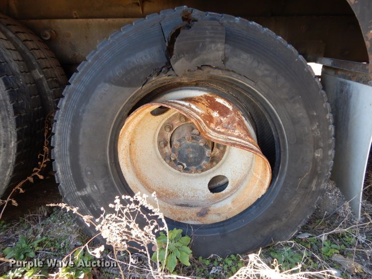 image for item DF2598 1989 Mack R690ST service truck