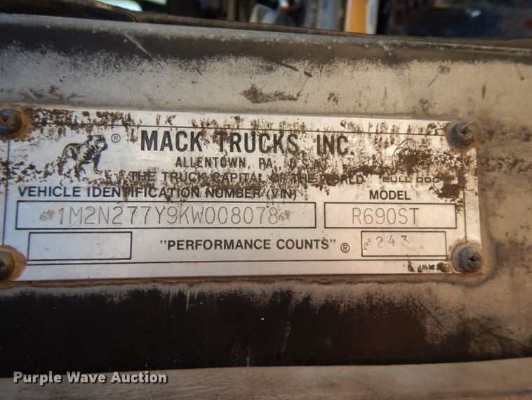 image for item DF2598 1989 Mack R690ST service truck