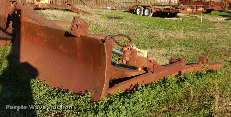 image for item DF2619 Caterpillar D6D six-way dozer blade