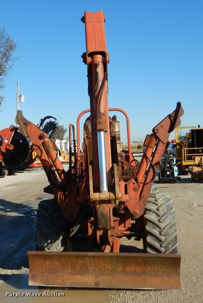 image for item DH6928 1994 Ditch Witch 7610 trencher