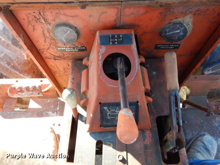 image for item DH6928 1994 Ditch Witch 7610 trencher