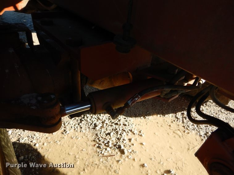 image for item DH6928 1994 Ditch Witch 7610 trencher