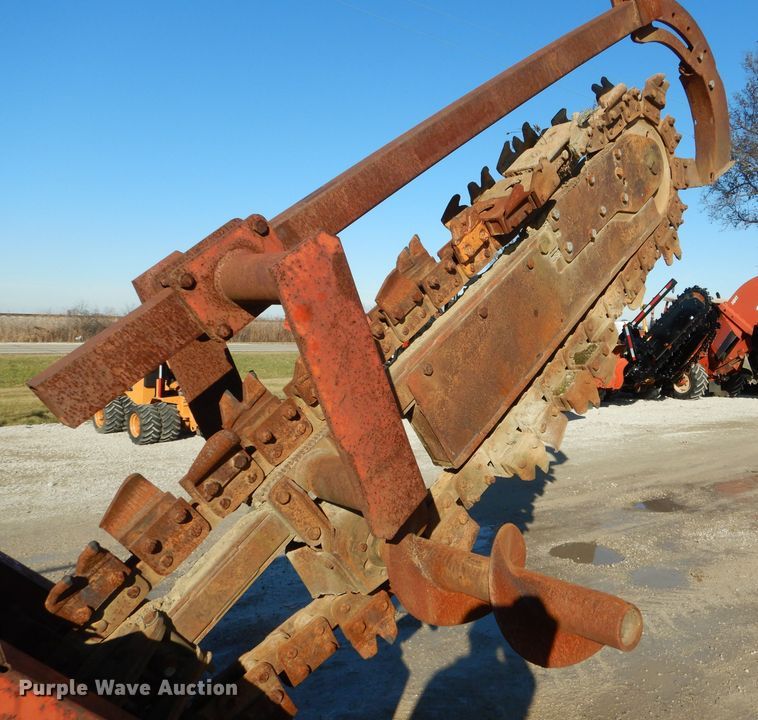 image for item DH6928 1994 Ditch Witch 7610 trencher
