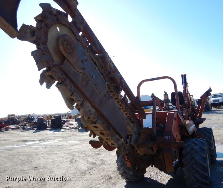 image for item DH6928 1994 Ditch Witch 7610 trencher