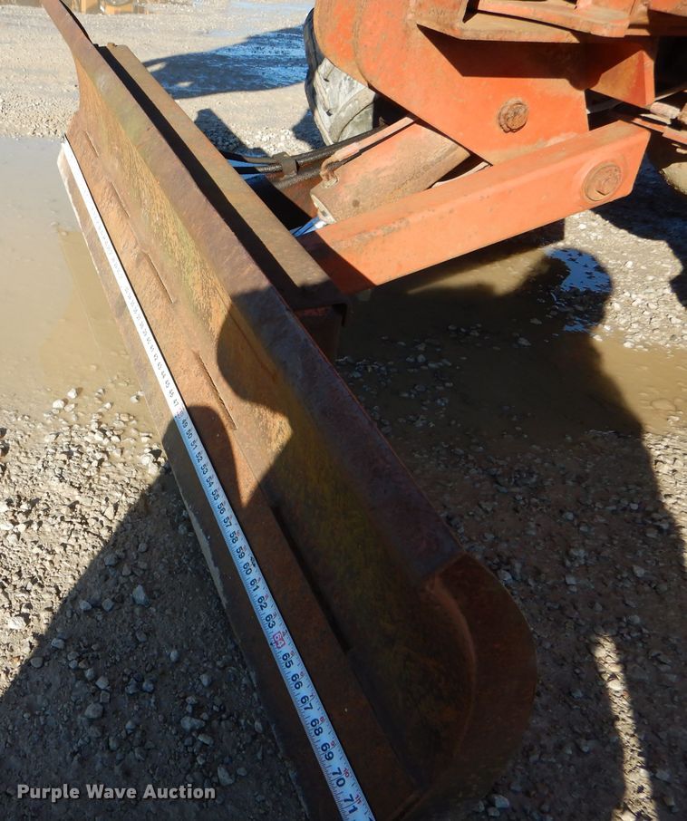 image for item DH6928 1994 Ditch Witch 7610 trencher